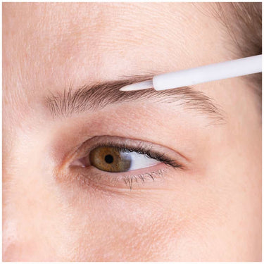 Transform your eyebrows with Virtue Flourish Brow Serum, a groundbreaking formula that combines the power of Alpha Keratin 60ku Clinical Protein, plant-based extracts, and potent peptides