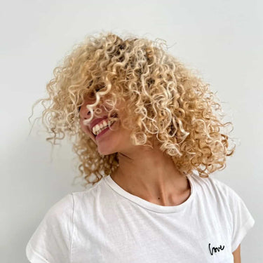 Revive and nourish your curls with the Milkshake Curl Passion Mask. This deeply hydrating treatment is specially designed to define, moisturize, and soften natural curls, leaving them bouncy, frizz-free, and full of life